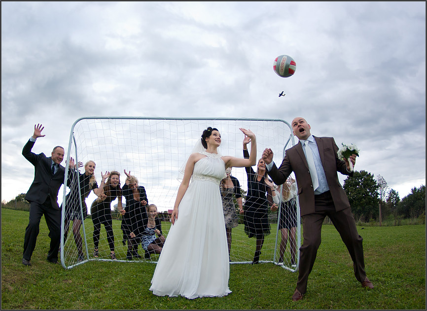 linksmos vestuvių nuotraukos su kamuoliu