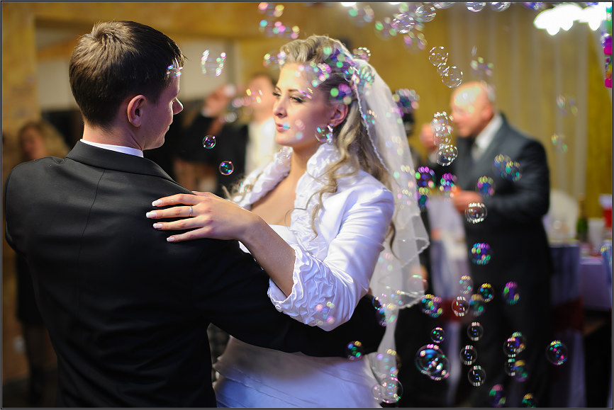 Jaunavedžių šokis per vestuvinį balių su muilo burbulais