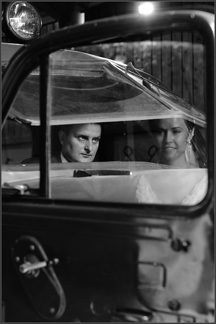 neįprastos vestuvinės fotosesijos nuotraukos sauruko geležinkelio storyje su geriausiu vestuvių fotogragfu anykščiuose